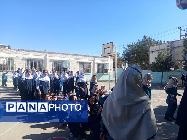 روزی شاد در دبستان سمیه کاشمر