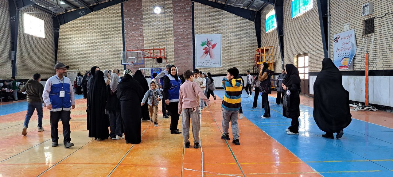 مسابقات طناب‌کشی و دارت در سالن زینبه شهرستان شیروان