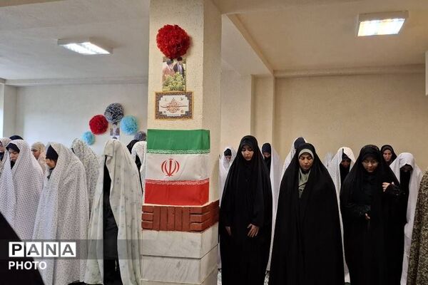 گفت‌وگوی صمیمانه و اقامه نماز جماعت در مدرسه متوسطه دوم حضرت مریم(س)