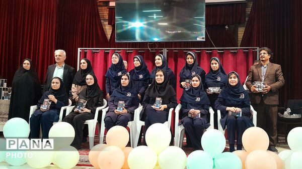 جشن ستارگان و تجلیل از شاگردان برتر آموزشی و فرهنگی دبیرستان شاهد بحرینیان ناحیه۴ 