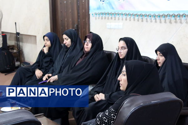 دیدار مربیان و اعضای منتخب سازمان دانش‌آموزی سمنان با نماینده ولی‌فقیه در استان 