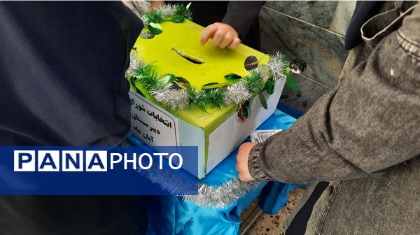 رای‌گیری شورای دانش‌آموزی در دبیرستان فرهنگیان ناحیه ۷ مشهد 