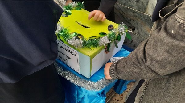 رای‌گیری شورای دانش‌آموزی در دبیرستان فرهنگیان ناحیه ۷ مشهد 