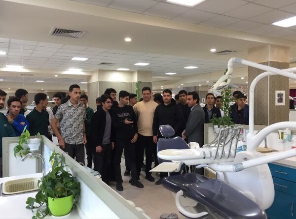 بازدید دانش آموزان دبیرستان نمونه آیت‌الله خامنه‌ای از دانشکده دندانپزشکی دانشگاه فردوسی مشهد