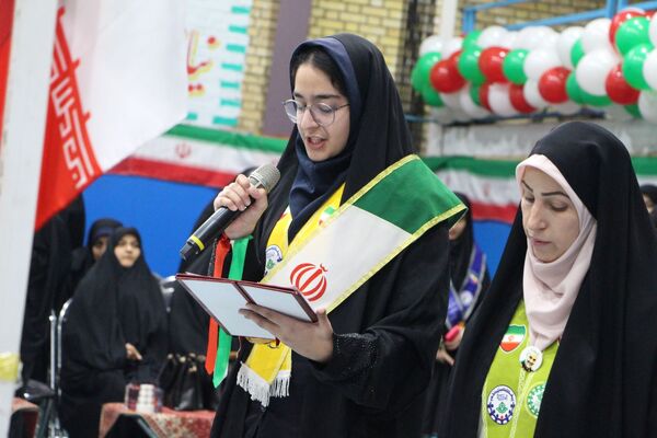 هم‌سرایی هزار نفری دانش‌آموزان یاور انقلاب در اسلامشهر