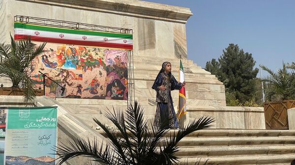 فرزندان ایران زمین در کنار آرامگاه حکیم‌ توس