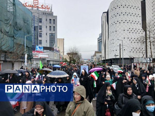 باران عشق وارادت به انقلاب همراه با باران‌ها ی نقره‌ای رشت