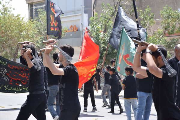 طنین صدای یا حسین(ع) با عَلَم کشی درعاشورای ۱۴۴۷