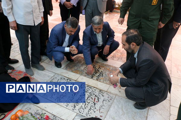 عطرافشانی مزار شهدای فرهنگی استان قم