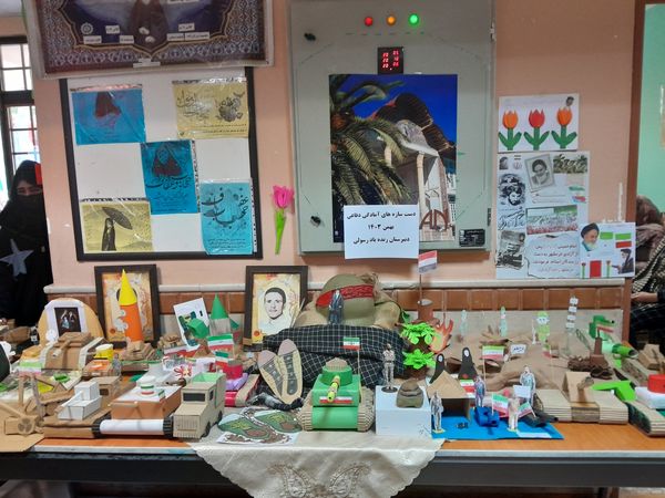 نمایشگاه دست‌سازه‌های آمادگی دفاعی دانش‌آموزان مدرسه حاج مهدی رسولی