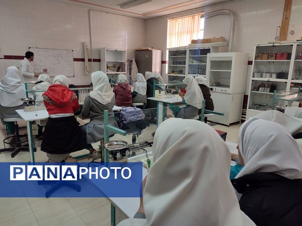 بازدید دانش‌آموزان مدرسه شکوفه‌های انقلاب از پژوهش‌سرای رازی