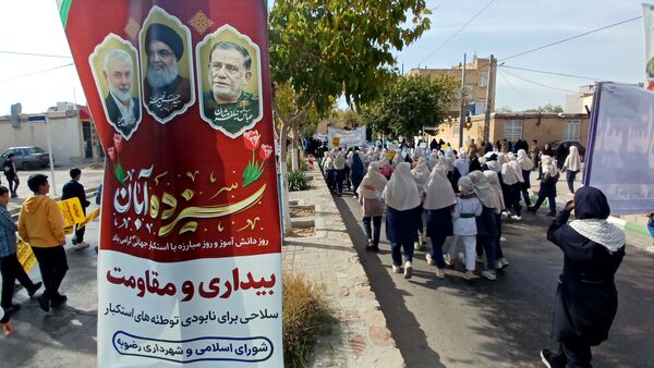 راهپیمایی روز 13 آبان در کوچه‌های شهر رضویه