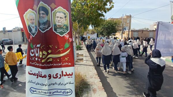 راهپیمایی روز 13 آبان در کوچه‌های شهر رضویه