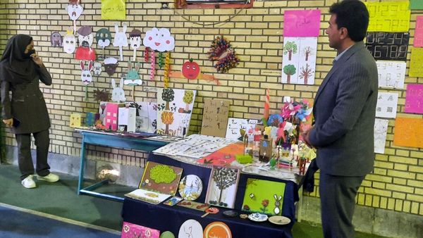 بازدید مدیر آموزش و ‌پرورش حاجی‌آباد از نمایشگاه خلاقیت‌های دانش‌آموزی دبستان استقلال  