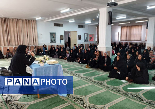 انتخابات انجمن اولیاء و مربیان در دبیرستان میعاد قم