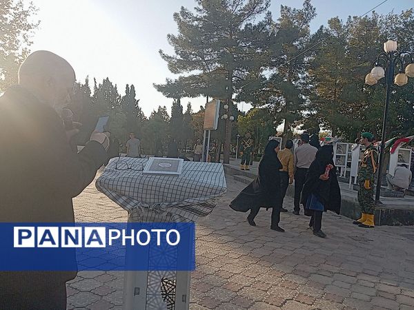 دولتمردان غبار از مزار شهدا برداشتند 