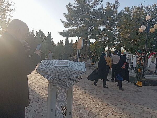 دولتمردان غبار از مزار شهدا برداشتند 
