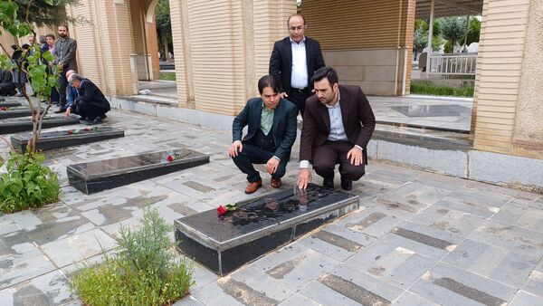 تجدید پیمان با شهدا به مناسبت هفته گرامیداشت مقام معلم