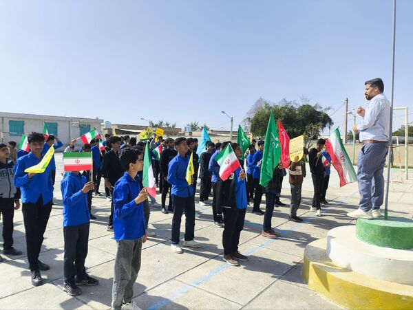 مدارس سندرک یکپارچه در شور انقلابی؛ زنگ انقلاب به صدا درآمد