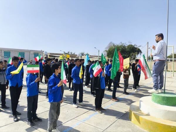 مدارس سندرک یکپارچه در شور انقلابی؛ زنگ انقلاب به صدا درآمد
