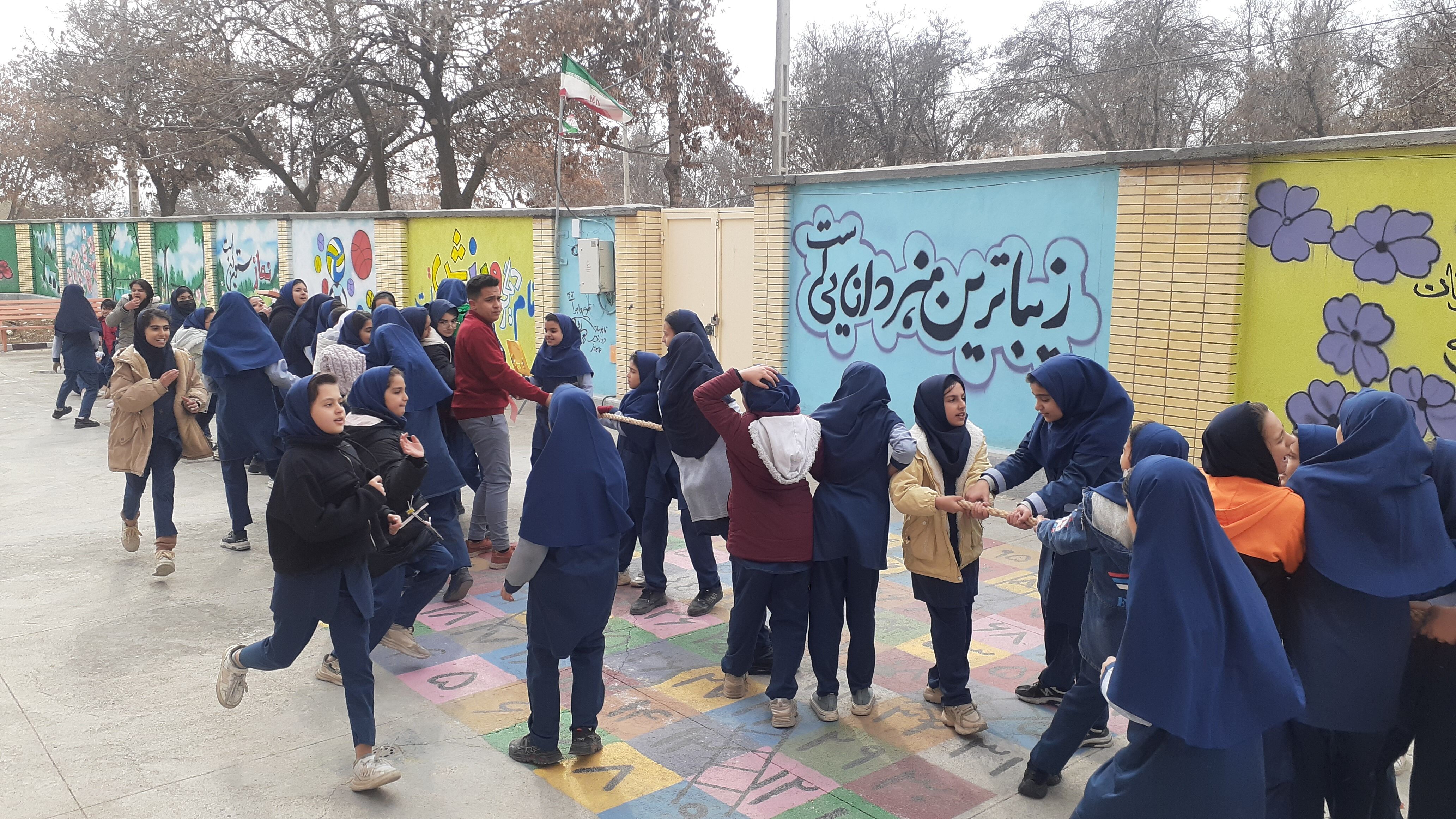 مسابقات طناب‌کشی در مدرسه دخترانه ضحی ۲ شهرستان شیروان