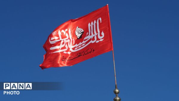 مراسم اهتزاز پرچم سرخ خونخواهی رهبر شهید بر گنبد مسجد الزهرا (س) شهربن