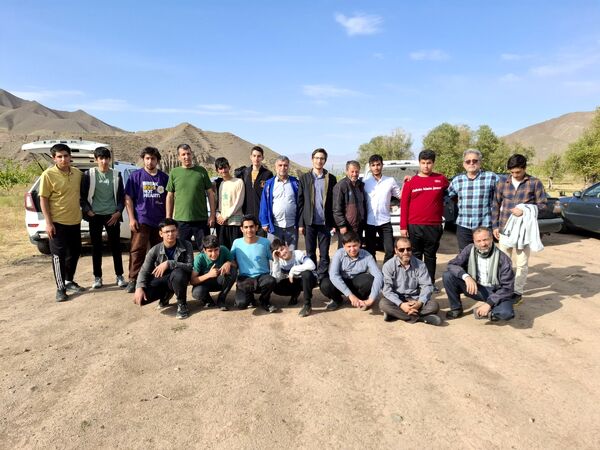 قابی صمیمی از مهرورزی و همکاری دانش‌آموزان در دل طبیعت آیواز 