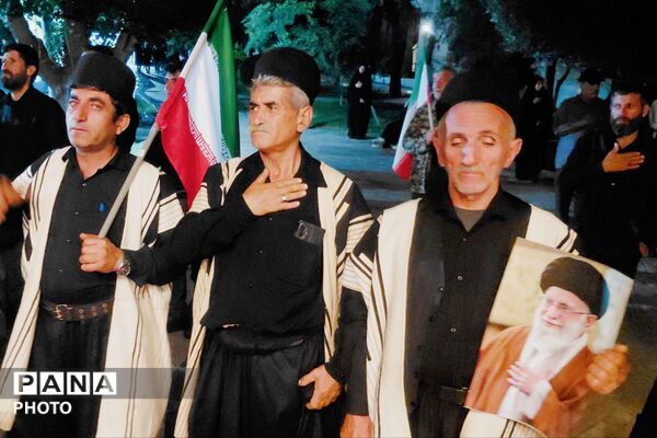 حضور پرشور جمعی از قوم بختیاری لردگان در آیین تشییع رهبر در میدان انقلاب تهران
