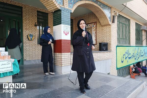  برنامه «هر دانش‌آموز، یک مهارت» با تجلیل از دانش‌آموزان برگزیده در مدرسه ایثار