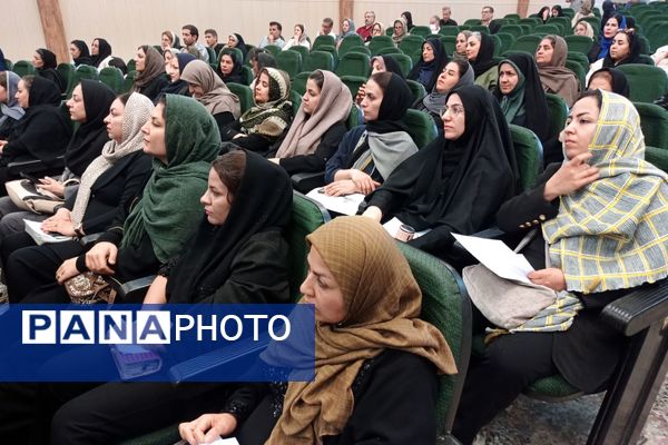 جلسه انجمن اولیا و مربیان دبیرستان پویش در تالار معلم شیراز