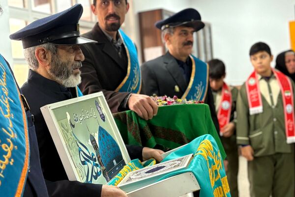 خادمان مسجد جمکران پرچم متبرک را به مدرسه شهید همت آوردند