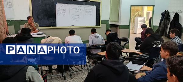 کلاس های تقویتی در دبیرستان نمونه آیت‌الله خامنه ای