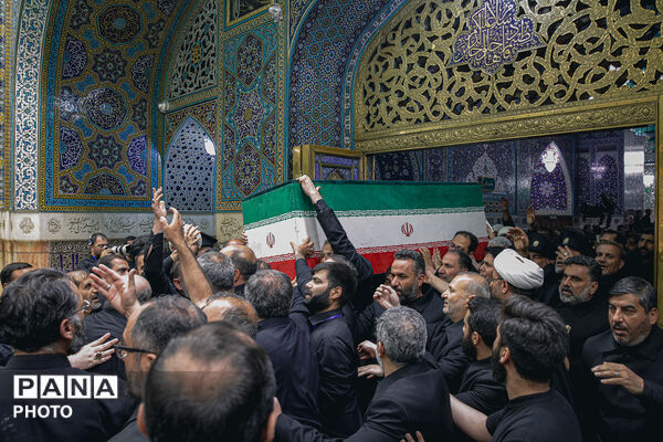 طواف پیکر رهبر شهید انقلاب بر گرد ضریح مطهر امام رضا علیه‌السلام