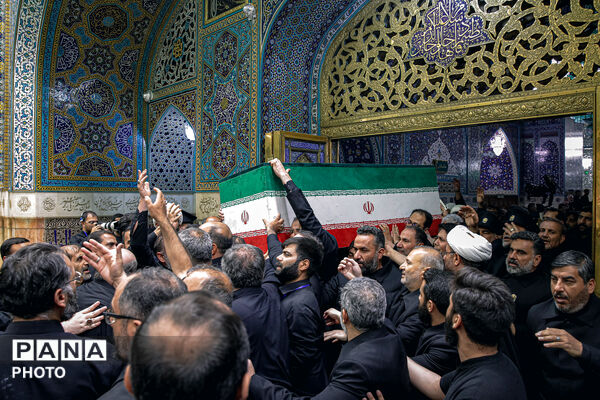 طواف پیکر رهبر شهید انقلاب بر گرد ضریح مطهر امام رضا علیه‌السلام