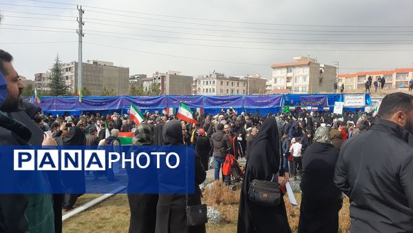 حضور دانش‌آموزان در راهپیمایی ۲۲ بهمن شهرستان پردیس 