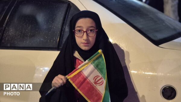 قرار شبانه فارسانی‌ها زیر باران برای دفاع از وطن