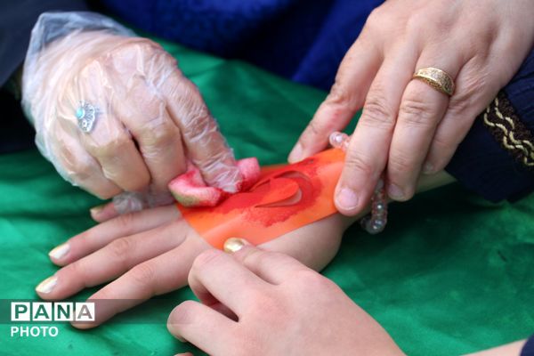 فعالیت جهادی طلاب در موکب‌های خدمت‌رسانی