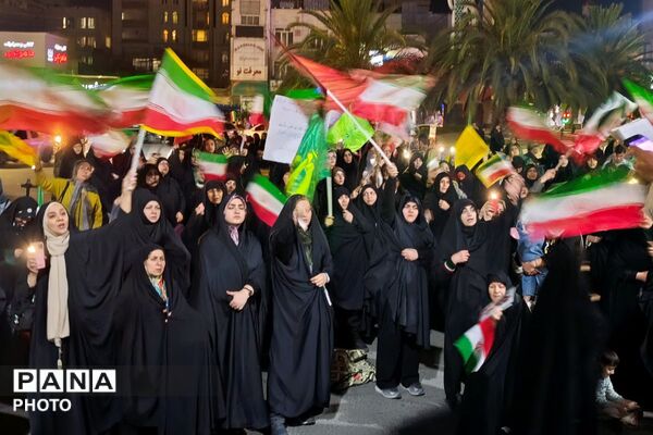 گردهمایی مردم دیار ۱۵ مرداد در راه‌آهن، روبروی غرفه آموزش و پرورش ورامین 