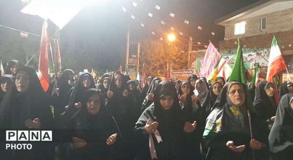 هم‌صدایی مردم در خیابان‌های شهر در بیعت با رهبر انقلاب