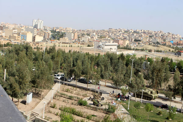 حضور گردشگران روز طبیعت در محوطه باغ‌موزه دفاع مقدس قم
