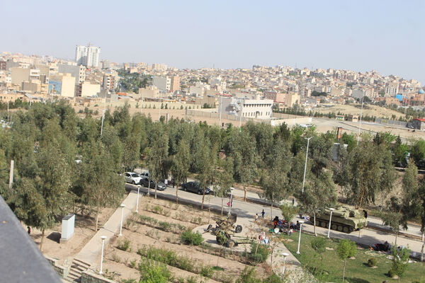 حضور گردشگران روز طبیعت در محوطه باغ‌موزه دفاع مقدس قم