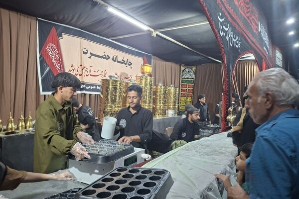 پذیرایی موکب حیدریون نیشابور از زائران مشهد مقدس 