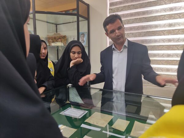 هفته کتاب خوانی در آرامگاه شهید مدرس