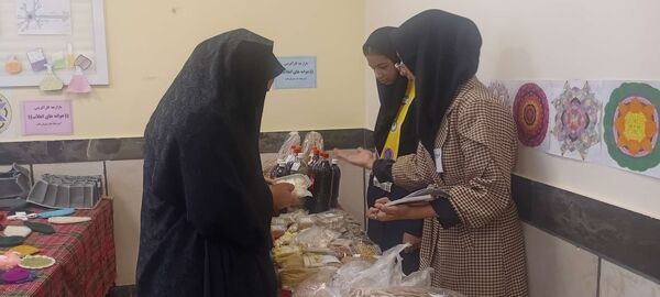 بازدید مدیر و پرسنل دبیرستان مادر مهربان خلیل آباد از بازارچه کار آفرینی