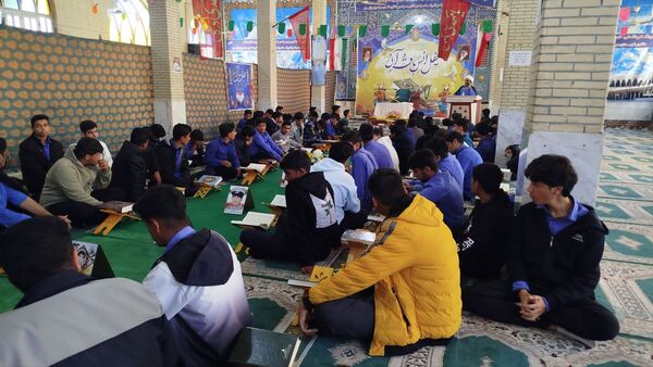 محفل انس قرآن به مناسبت نیمه شعبان و دهه فجر در مسجد جامع حاجی‌آباد 