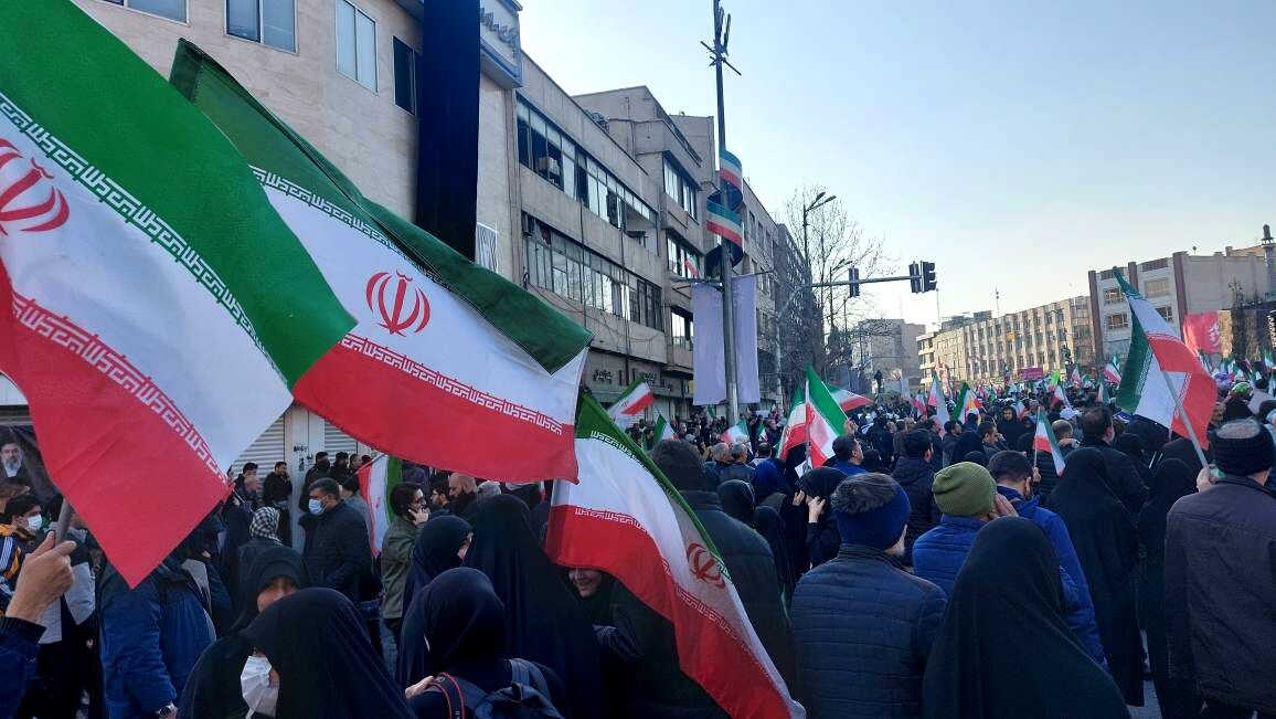 پیوندی آسمانی در میدان انقلاب تهران 