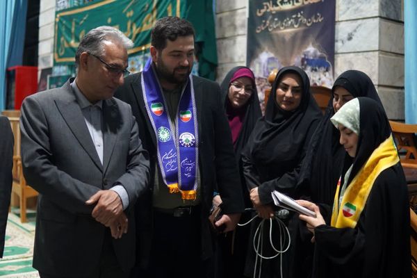 اعتکاف دانش‌آموزی با توزیع بسته «ایرانمون»