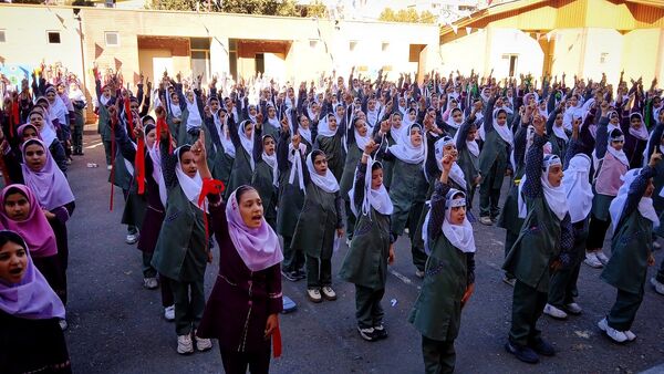 شور میهنی در صف دانش‌آموزان نظرآباد