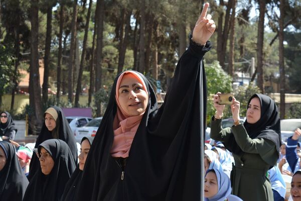 جشن عاطفه‌ها؛ لبریز از مهربانی در دبستان دخترانه قدر بهارستان ۲
