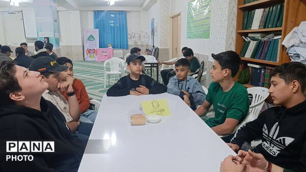 پاتوق پسرانه نوجوان مبارز در آشخانه